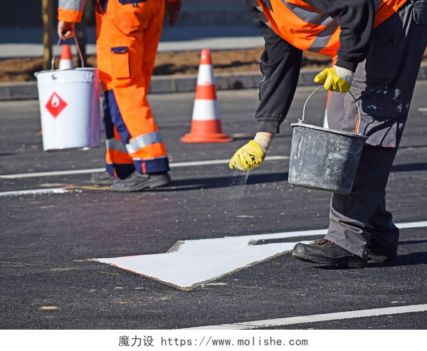 马路工人正在粉刷路上的箭头指引男人是铜官在道路施工